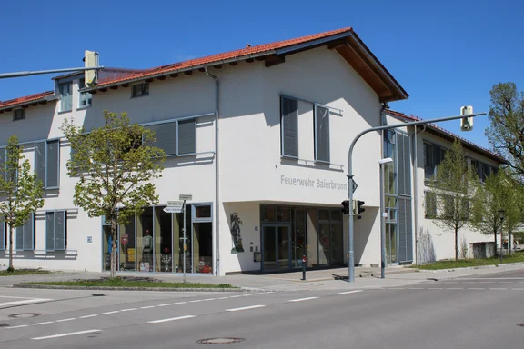 Feuerwehrhaus_Strasse.jpg